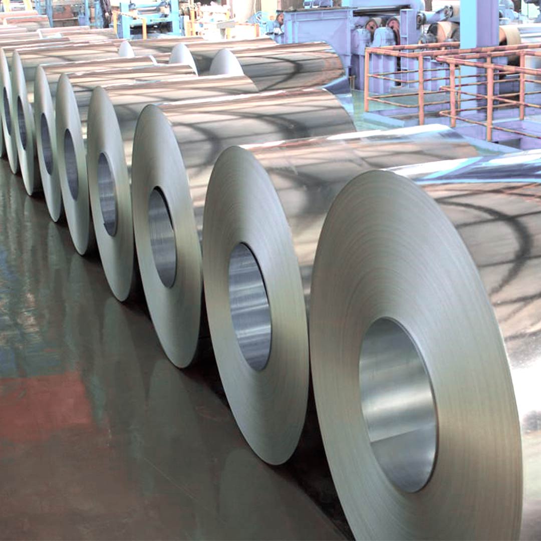 Hileras de bobinas de acero galvanizado en almacén