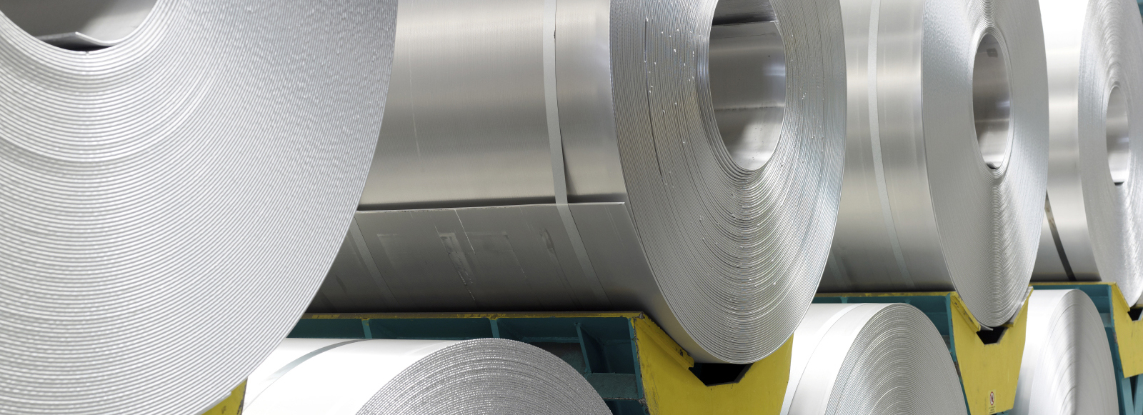 Primer plano de bobinas de acero laminado